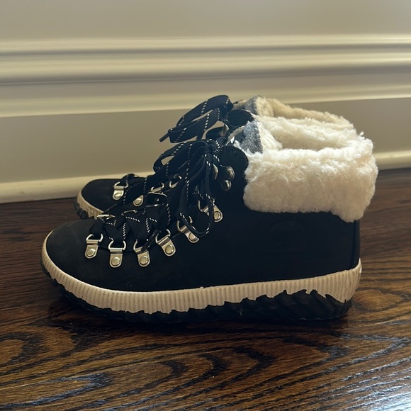 Sorel Waterproof Faux Fur Lined Boot Size 6 - Picture 5 of 12